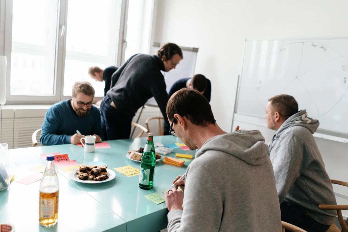 Software Entwicklungsteam beim Meeting in Konferenzraum