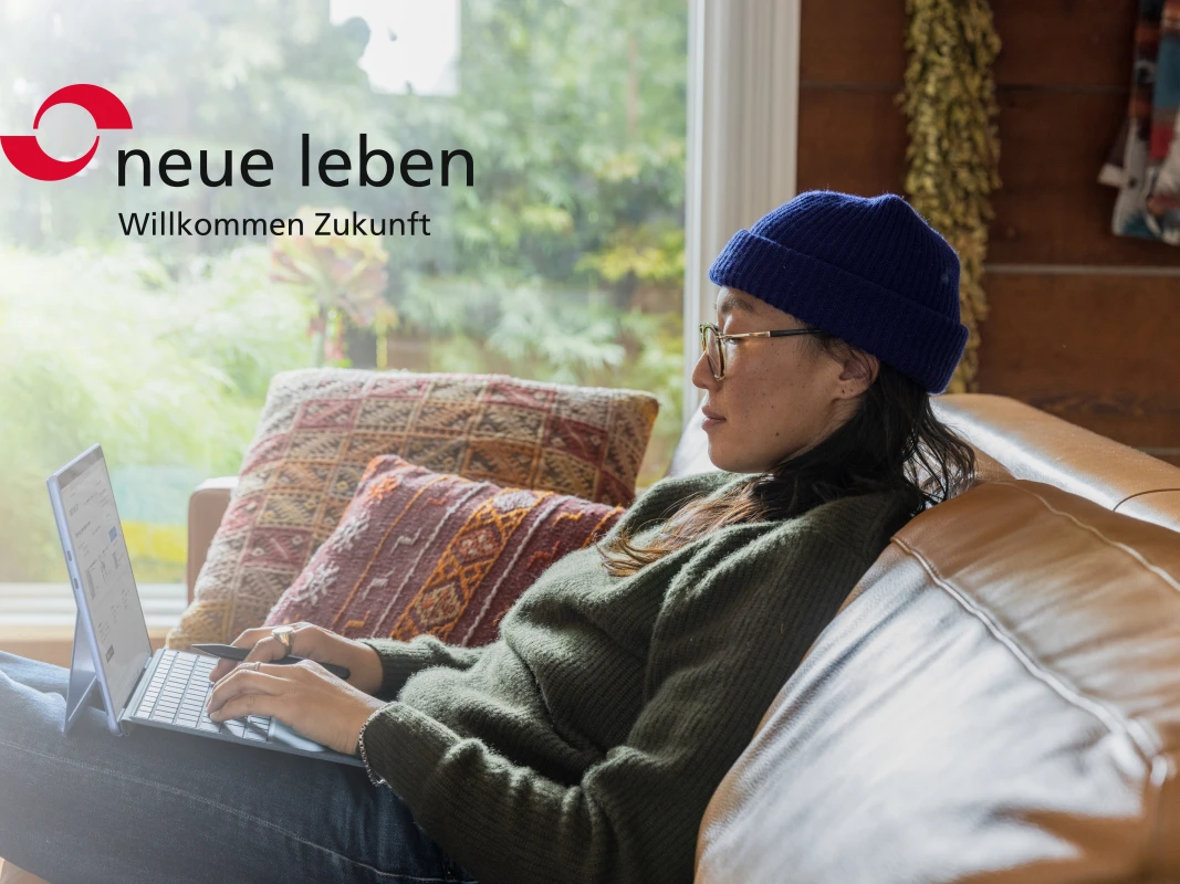 Teaser: Person sitzt mit hochgelegten Beinen auf Ledersofa mit Laptop, Logo neue leben mit Slogan "Willkommen Zukunft"