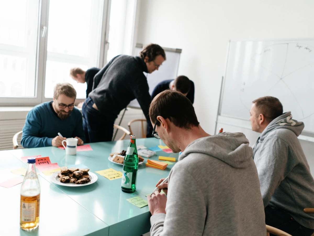 Software Entwicklungsteam beim Meeting in Konferenzraum