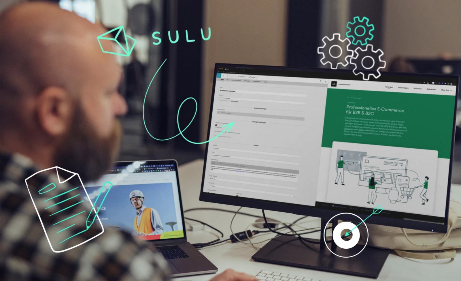 Ein Mann arbeitet vor einem Desktop Bildschirm, auf dem das geöffnete Sulu CMS zu sehen ist.