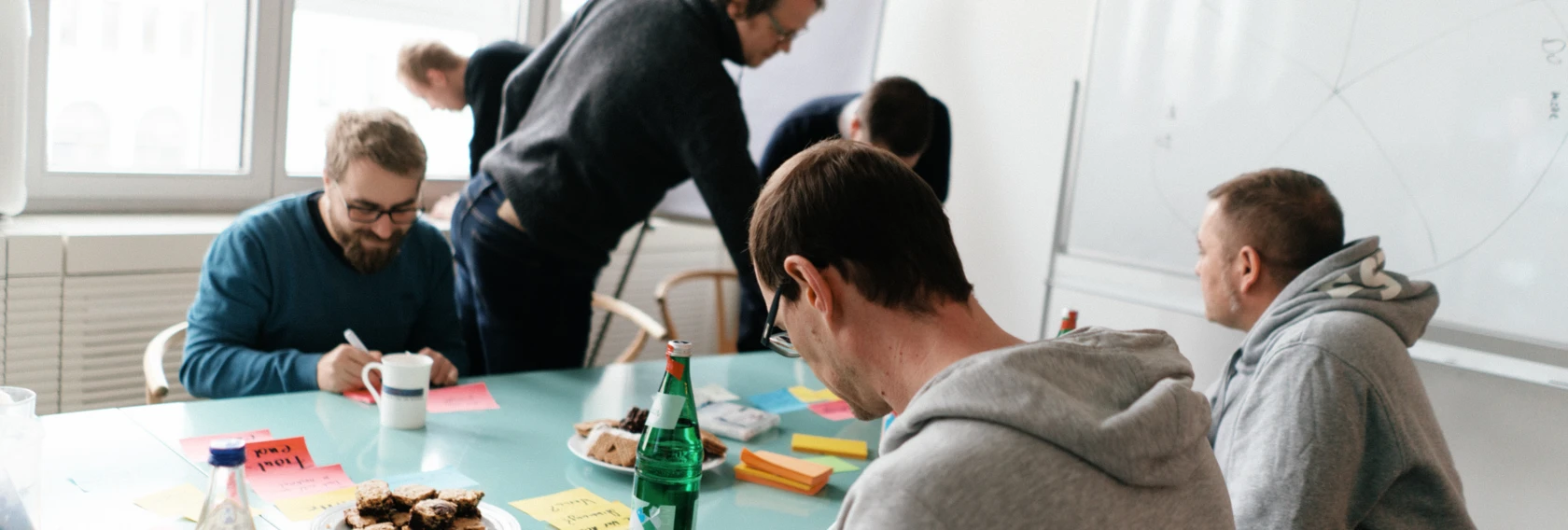 Software Entwicklungsteam beim Meeting in Konferenzraum