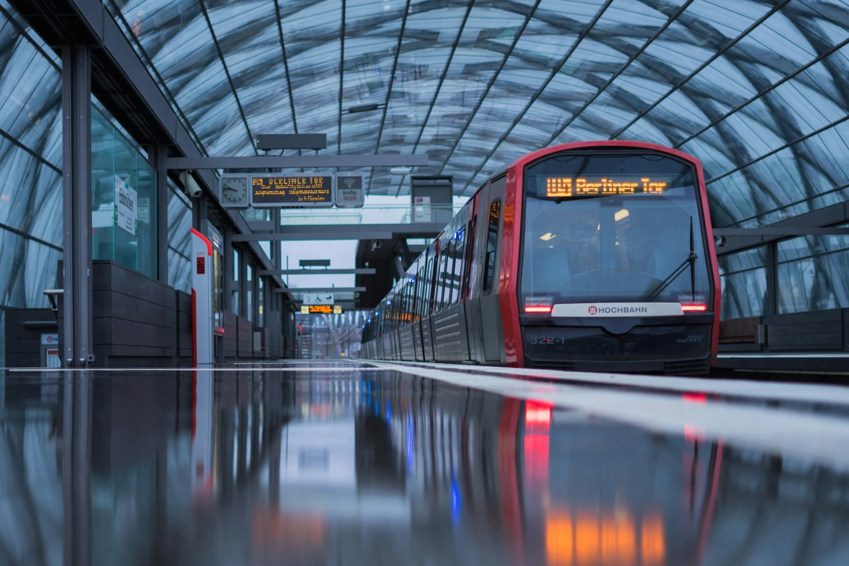 U-Bahn der Hamburger Hochbahn in U-Bahn-Haltestelle