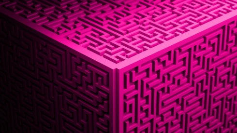 UX Design Content Bild - Nahaufnahme pinkfarbener Würfel mit Labyrinth-Relief als Oberfläche