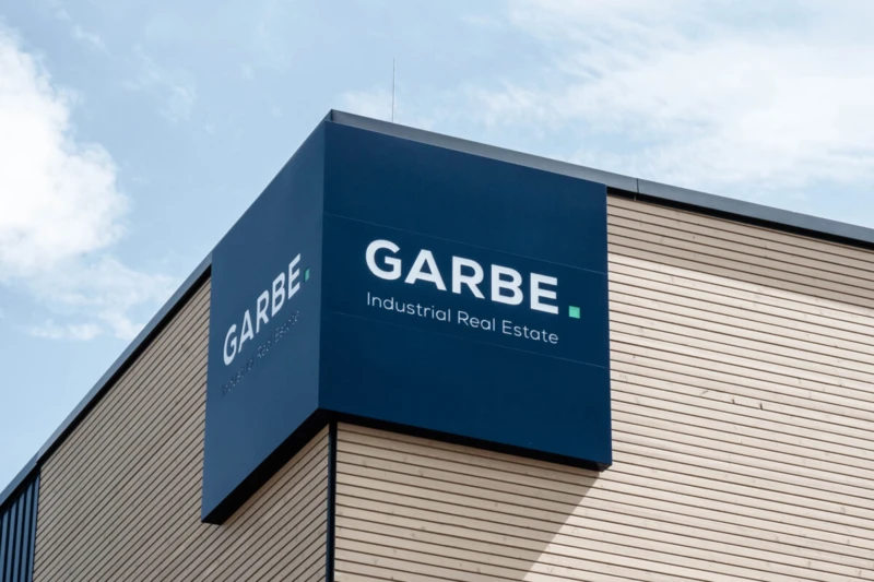 Teaser für GARBE Industrial Real Estate Website: Foto von GARBE Logo an Gebäude