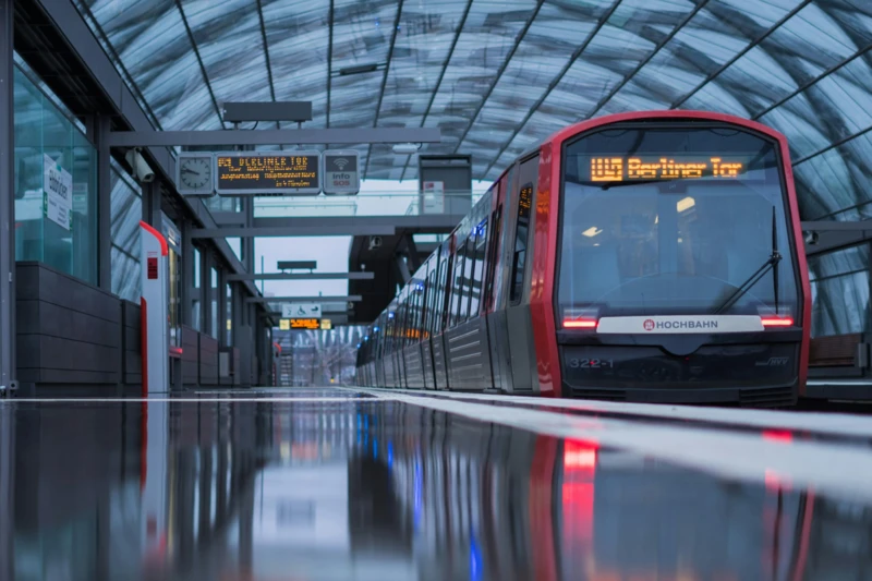 U-Bahn der Hamburger Hochbahn in U-Bahn-Haltestelle