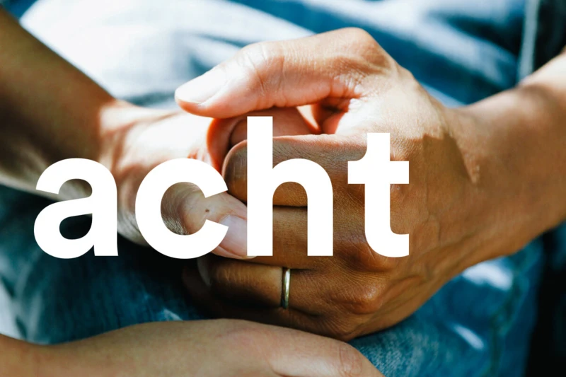 Teaser für acht Magazin der Johanniter-Unfall-Hilfe: Zwei Hände, die einander halten